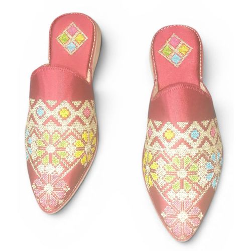Babouche Marocaine Artisanale en Tissu Rose Brodé Multicolore