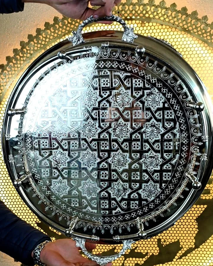 Plateau Artisanal Fassi en Laiton Argenté Ciselé Motif • 50 cm de diamètre