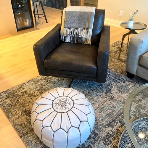 Pouf Traditionnel en Cuir Marocain - Blanc avec Broderie Grise
