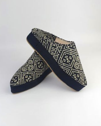 Babouche Marocaine Artisanal en Tissu Motif Géométrique Noir et Beige
