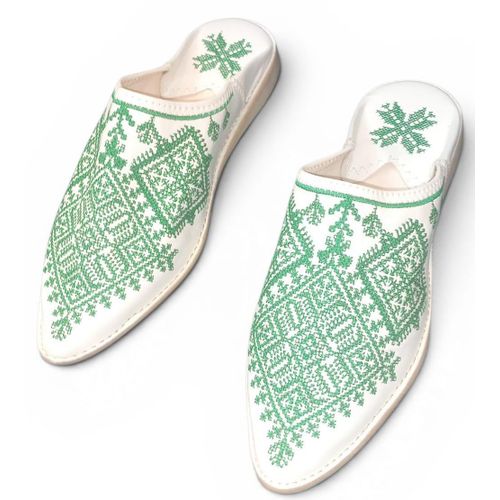 Babouche Marocaine Artisanale en Cuir Blanc Brodé Vert