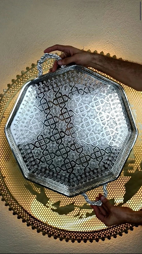 Plateau Artisanal Fassi Octogonal en Cuivre Nickelé Ciselé à la Main 50 cm.