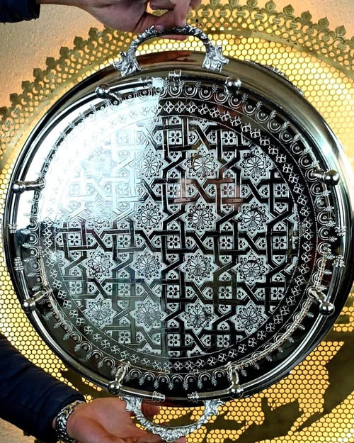 Plateau Artisanal Fassi en Laiton Argenté Ciselé Motif • 50 cm de diamètre