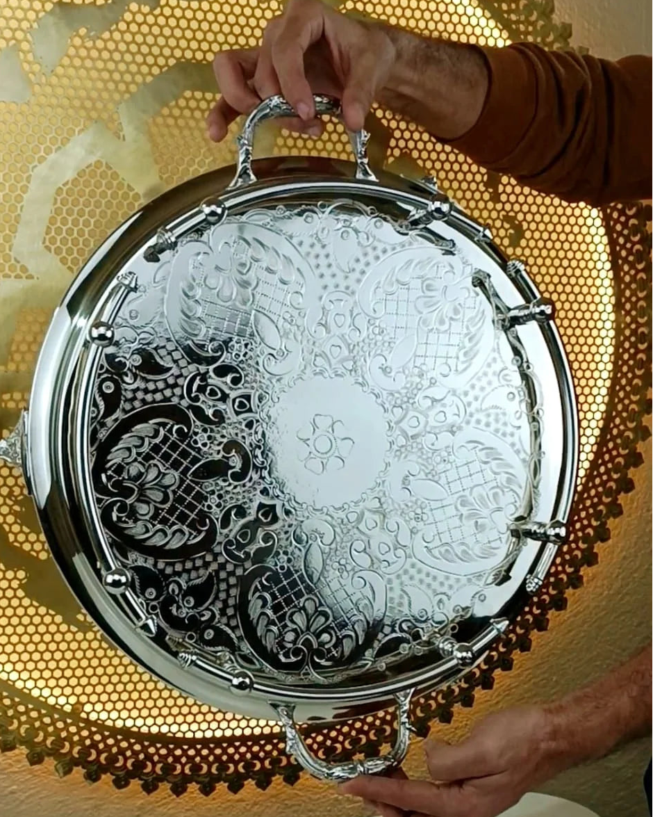 Plateau Artisanal Fassi en Laiton Argenté Ciselé Motif 45 cm de diamètre
