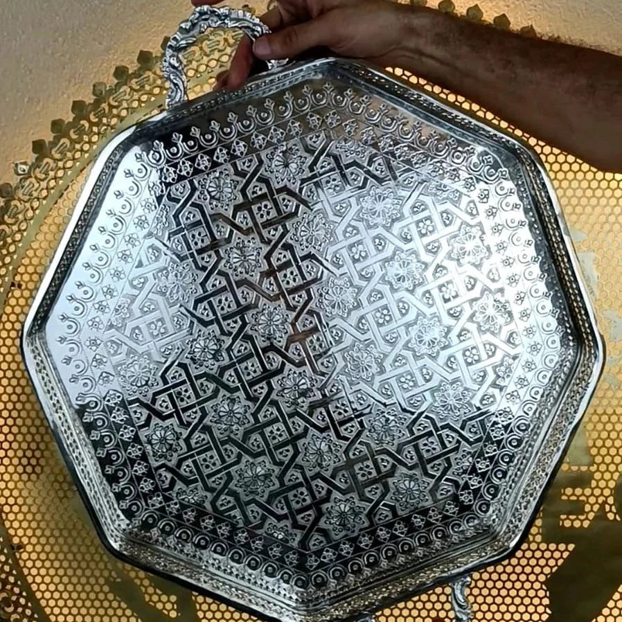 Plateau Artisanal Fassi Octogonal en Cuivre Nickelé Ciselé à la Main 45 cm
