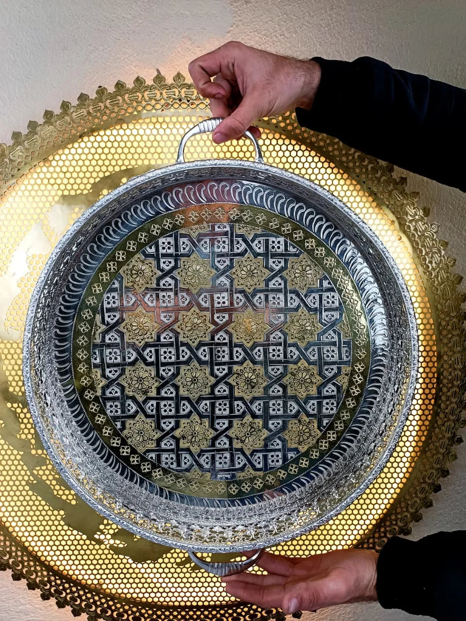 Plateau Artisanal Fassi en Cuivre Bicolore Ciselé et Ajouré 50 cm de diamètre 50 cm de diamètre