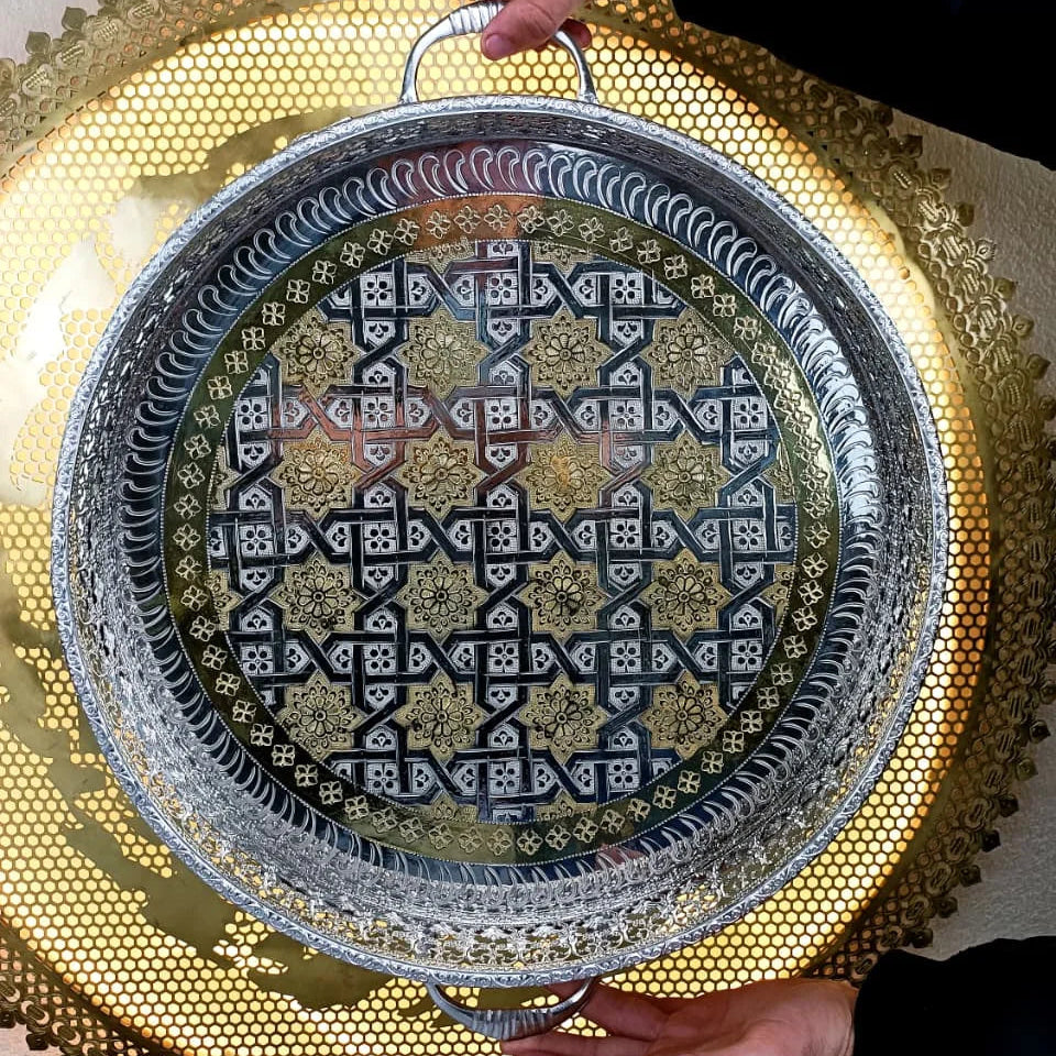 Plateau Artisanal Fassi en Cuivre Bicolore Ciselé et Ajouré 45 cm de diamètre.