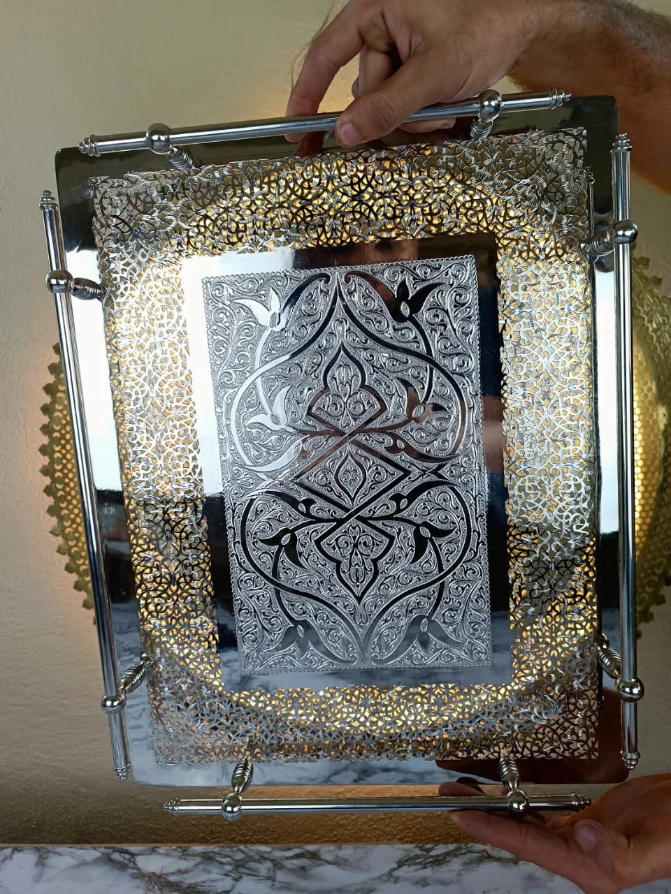 Plateau Artisanal Marocain Rectangulaire en Métal Argenté Ciselé et Ajouré