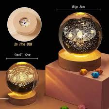 Veilleuse Boule de Cristal Système Solaire LED avec Socle en Bois